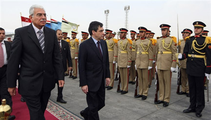 Le Premier ministre français, François Fillon (d) accueilli à l'aéroport du Caire par le Premier ministre égyptien, Ahmed Nazif (g), le 22 décembre 2008.(Photo : AFP)