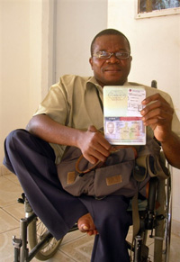 Marc Ona, coordinateur au Gabon de la coalition « Publiez ce que vous payez » le 8 juin 2008, avant son départ pour une conférence à New York.(Photo : AFP)