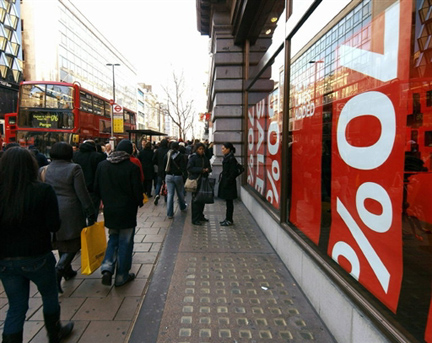 Dans la rue commerçante Oxford street, à Londres; le 26 décembre 2008.(Photo : AFP)