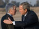 Le président George W. Bush (D) salue Ryan Crocker (C) ambassadeur américain en Irak et le général américain commandant des forces multinationales en Irak (G), lors de son arrivée à Bagdad, le 14&nbsp;décembre 2008.(Photo : AFP)