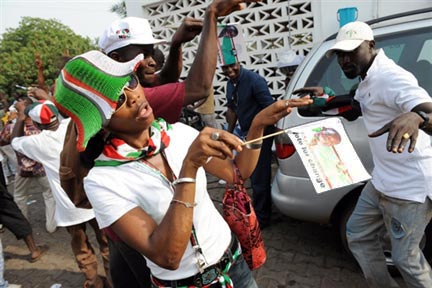 Des supporters de John Atta-Mills, du Congrès national démocratique (NDC), fêtent la victoire avant l'heure de leur candidat à Accra le 29 décembre 2008.(Photo : AFP)