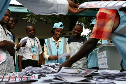 Les membres de la Commission électorale dépouillent les bulletins de vote, à Accra, le 7 décembre 2008.(Photo : Reuters)