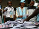 Les membres de la commission électorale dépouillent les bulletins de vote, à Accra, le 7 décembre 2008.(Photo : Reuters)