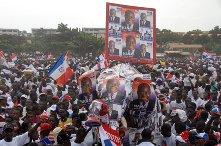 Les partisans de Nana Akufo-Addo, candidat du parti au pouvoir (NPP) à la présidentielle, lors d'un meeting à Accra, le 5 décembre 2008.(Photo : Reuters)