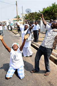 Dès les premiers résultats partiels, les supporters du NDC manifestent leur joie dans les rues d'Accra, le 8 décembre 2008.(Photo : AFP)