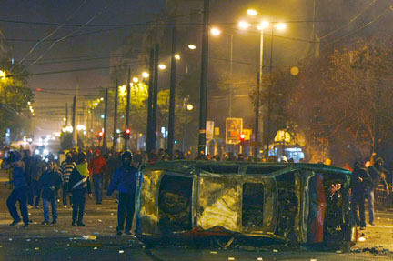 Plusieurs manifestants ont incendié des dizaines de voitures dans le centre d'Athènes, le 7 décembre 2008.(Photo : Reuters)
