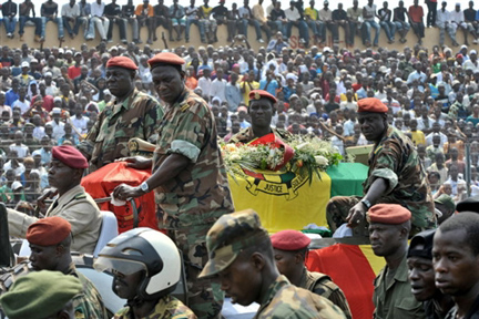 A chacune des étapes des funérailles, une foule nombreuse, un hommage massif qui contraste avec l’état de pauvreté et de sous-développement dans lequel Lansana Conté a laissé la Guinée.(Photo : AFP)