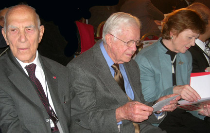 Paris, 6 décembre 2008. Stéphane Hessel, Jimmy Carter et Mary Robinson réunis pour la remise des prix de journalisme des droits de l'homme, organisé par l'agence Internews.© RFI