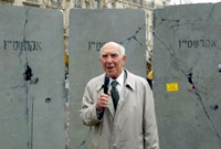 Cisjordanie. Stéphane Hessel devant le mur construit par les Israéliens.© AFP