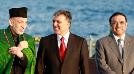 De gauche à droite : le président afghan Hamid Karzaï, son homologue turc, Abdullah Gül, et pakistanais, Asif Ali Zardari, à Istanbul, le 5 décembre 2008.(Photo : Reuters)