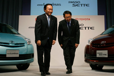 Akio Toyoda, vice-président de Toyota, (à droite ) et Teruyuki Minoura, président de Daihatsu, le 26 décembre 2008.( Photo : Reuters )
