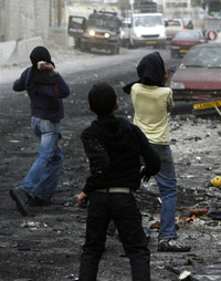 Des enfants palestiniens jetent des pierres sur l'armée israélienne, dans le camp de réfugiés de Shufat, à Jérusalem-Est, le 29 décembre 2008.(Photo : AFP)