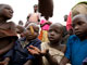 Des enfants attendent une distribution de nourriture dans un camp de réfugiés de Kibati. Les récents combats dans le Nord Kivu ont fait fuir près de&nbsp;250&nbsp;000 civils.(Photo : Reuters)