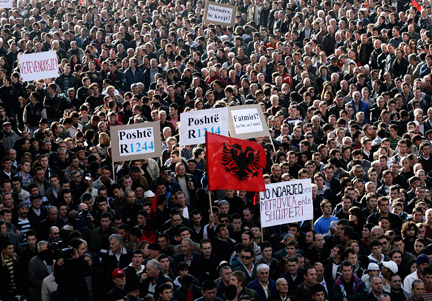 Manifestation contre le déploiement de la mission Eulex, à Pristina, la capitale du Kosovo, le 2 décembre 2008.(Photo : Reuters)