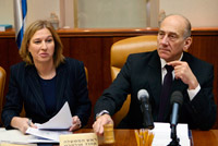 La ministre israélienne des Affaires étrangères et chef du parti politique Kadima, Tzipi Livni (g) et le Premier ministre israélien, Ehud Olmert (d), lors du conseil des ministres à Jérusalem, le 21 décembre 2008.(Photo : Reuters)