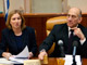 La ministre israélienne des Affaires étrangères et chef du parti politique Kadima, Tzipi Livni (g) et le Premier ministre israélien, Ehud Olmert (d), lors du conseil des ministres à Jérusalem, le 21 décembre 2008.(Photo : Reuters)