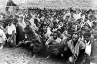 3 500 rebelles appartenant au Mouvement démocratique de la rénovation malgache (MDRM) revendiquant l'indépendance de l'Ile de Madagascar dans la région de Tamatave se rendent le 25 septembre 1947 dans la région de Tamatave (30 kms).(Photo: AFP)