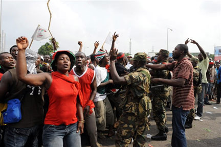 Des soldats ghanéens essayent de calmer des partisans du NDC, le Congrès National Démocratique, qui se dirigent vers le siège de la Commission électorale ghanéenne, à Accra, le 30 décembre 2008.(Photo : AFP)