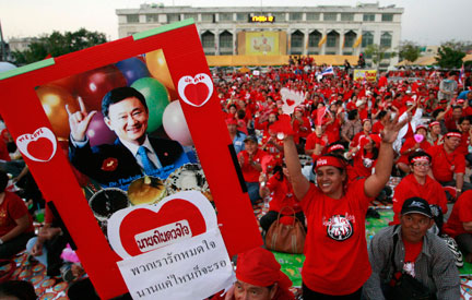 Quelque 15&nbsp;000 partisans du pouvoir, vêtus de rouge, se sont&nbsp;rassemblés dimanche devant l'hôtel de ville de Bangkok.(Photo : Reuters)