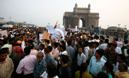 Manifestation contre les attaques terroristes devant l'hôtel Taj Mahal, à Bombay, le 3 décembre 2008.(Photo : Reuters)