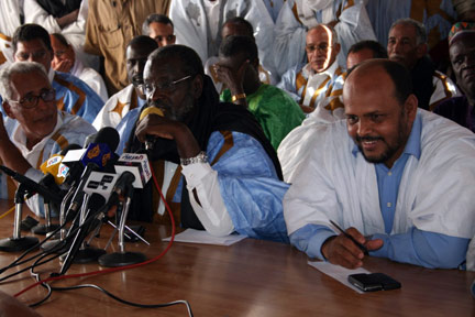 Leaders du Front National de défense de la démocratie (FNDD) au cours d'une conférence de presse. Au centre, Boidiel ould Houmeid du parti Adil (et président en exercice du Front), Ahmed ould Sidi Baba (g), Jemil ould Mansour (d).
(Photo : Manon Rivière/RFI)