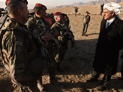 Le ministre français de la Défense Hervé Morin (d) avec des parachutistes du 3e RPIMA à Khvajeh Ghar, en Afghanistan, le 31 décembre 2008.(Photo : AFP)