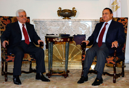 L’Egypte se trouve une nouvelle fois au centre de la diplomatie arabe. Le président Hosni Moubarak (d) a reçu Mahmoud Abbas (g), son homologue palestinien, au Caire, ce dimanche 28 décembre 2008.(Photo : Reuters)