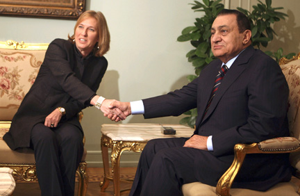 Tzipi Livni, la ministre israélienne des Affaires étrangères (G) en visite au Caire et le président égyptien, Hosni Moubarak, le 25 décembre 2008.(Photo : Reuters)