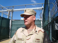 Le capitaine de frégate Jeffrey Hayhurst, vice commandant du centre de détention.(Photo: Donaig Le Du / RFI)