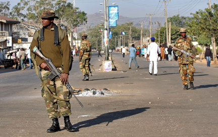 Des soldats nigerians patrouillent dans les rues de Jos au Nigeria, le 30 novembre 2008.( Photo : Reuters )