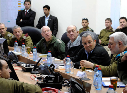 Le Premier ministre israélien, Ehud Olmert (3e d) et le ministre de la Défense, Ehud Barak (2e d) rendent visite à un commando de l'armée, près de Beersheva, le 30 décembre 2008.(Photo : Reuters)