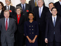 La secrétaire d'État américaine, Condoleezza Rice, entourée du ministre britannique&nbsp;des Affaires étrangères, David Miliband (d) et du secrétaire général de l'OTAN, Jaap de Hoop Scheffer, à Bruxelles, mardi 2 décembre.(Photo : Reuters)