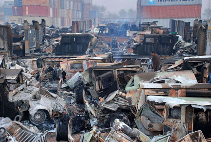 Environ 250 talibans ont attaqué deux dépôts de l'Otan près de Peshawar au Pakistan, le 7 décembre 2008.( Photo : Reuters )