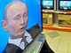 Un homme regardant à la télévision, le 4 décembre 2008, le Premier ministre russe, Vladimir Poutine, lors d'une prestation télévisée où ce dernier répond aux questions du peuple, une tradition annuelle.(Photo : Reuters)