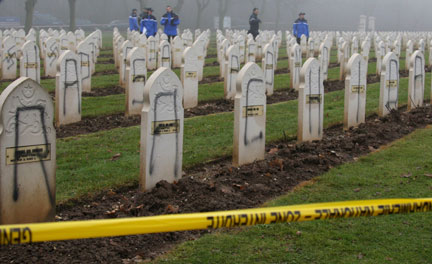 Près de 500 tombes ont été profanées dans la section musulmane du cimetière militaire de Notre-Dame-de-Lorette (nord de la France), ce lundi 08 décembre au petit matin. (Photo : Reuters)