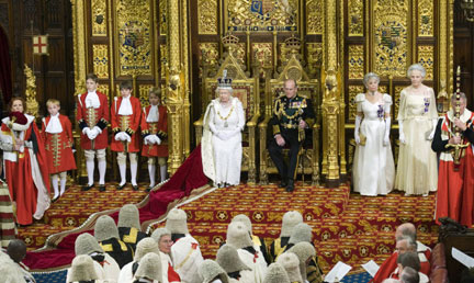 La reine d'Angleterre Elizabeth II (c) avec le prince Philip à la Chambre des Lords lors de la session d'ouverture du Parlement le 3 décembre 2008.(Photo : Reuters)