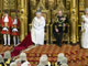 La reine d'Angleterre Elizabeth II (c) avec le prince Philip à la Chambre des Lords lors de la session d'ouverture du Parlement le 3 décembre 2008.(Photo : Reuters)