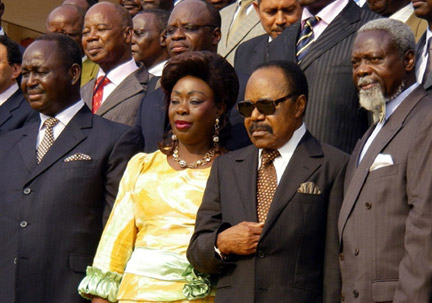 Le président centrafricain, François Bozizé (g), son épouse Monique Bozizé (2nd g), le président Omar Bongo (2nd d), et l'ancien président de Centrafrique, Ange-Félix Patassé (d), lors du «&nbsp;Discours politique inclusif&nbsp;», à Bangui, le 20 décembre 2008.(Photo : AFP)