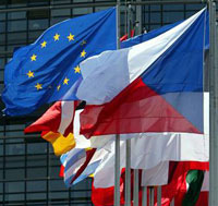 Le drapeau tchèque (au premier plan) flottant avec le drapeau européen et ceux des autres pays membres, à Bruxelles.(Photo : Reuters)