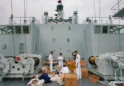 Sur le pont d'un des navires chinois dans la rade de Sanya, le 25 décembre 2008.( Photo : Reuters )