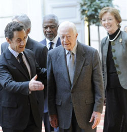De gauche à droite : Nicolas Sarkozy, en compagnie de personnalités de <em>The Elders</em> : <em>les Anciens</em> dont Kofi Annan, Jimmy Carter et Gro Brundtland.( Photo : AFP )