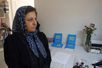 La lauréate du prix Nobel de la paix 2003, Shirin Ebadi, dans son bureau lors d’une conférence de presse, à Téhéran le 25&nbsp;novembre 2008.(Photo : AFP)
