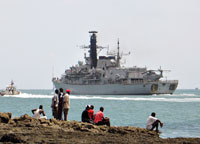 Une frégate anglaise quitte le port de Mombasa au Kenya pour rejoindre les côtes somaliennes et escorter un navire du Programme alimentaire mondial (PAM), le 14 décembre 2008.(Photo : Reuters)