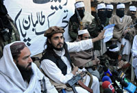 "Nous allons intensifier les attaques contre l'Otan et les forces américaines basées en Afghanistan et contre leurs approvisionnements depuis le Pakistan", a déclaré un chef taliban ( 2e en partant de la gauche ), Hakeemullah, le 26 novembre 2008.( Photo : AFP )