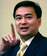 Le leader thaïlandais de l'opposition, Abhisit Vejjajiva, parlant au Parlement, à Bangkok, le 8 décembre 2008.(Photo : Reuters)