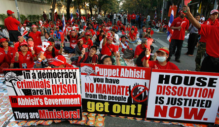 Les partisans de l'ancien Premier ministre thaïlandais, Thaksin Shinawatra, manifestent contre le nouveau gouvernement, à l'extérieur du Parlement, à Bangkok, le 29 décembre 2008.(Photo : Reuters)