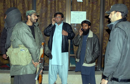 Fermeture par la police pakistanaise des bureaux de la Jamaat ud Dawa à Quetta, le 11 décembre 2008.(Photo : AFP)