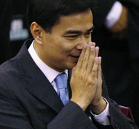 Abhisit Vejjajiva remercie les membres du Parlement thaïlandais après son élection au poste de Premier ministre, le 15 décembre 2008.(Photo : Reuters)