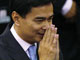 Abhisit Vejjajiva remercie les membres du Parlement thaïlandais après son élection au poste de Premier ministre, le 15 décembre 2008.(Photo : Reuters)