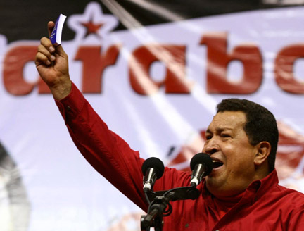 Le président vénézuélien, Hugo Chavez, présente à ses partisans son projet de changer la Constitution pour pouvoir briguer de nouveaux mandats, le 1er décembre 2008, à Valencia.(Photo : Reuters)